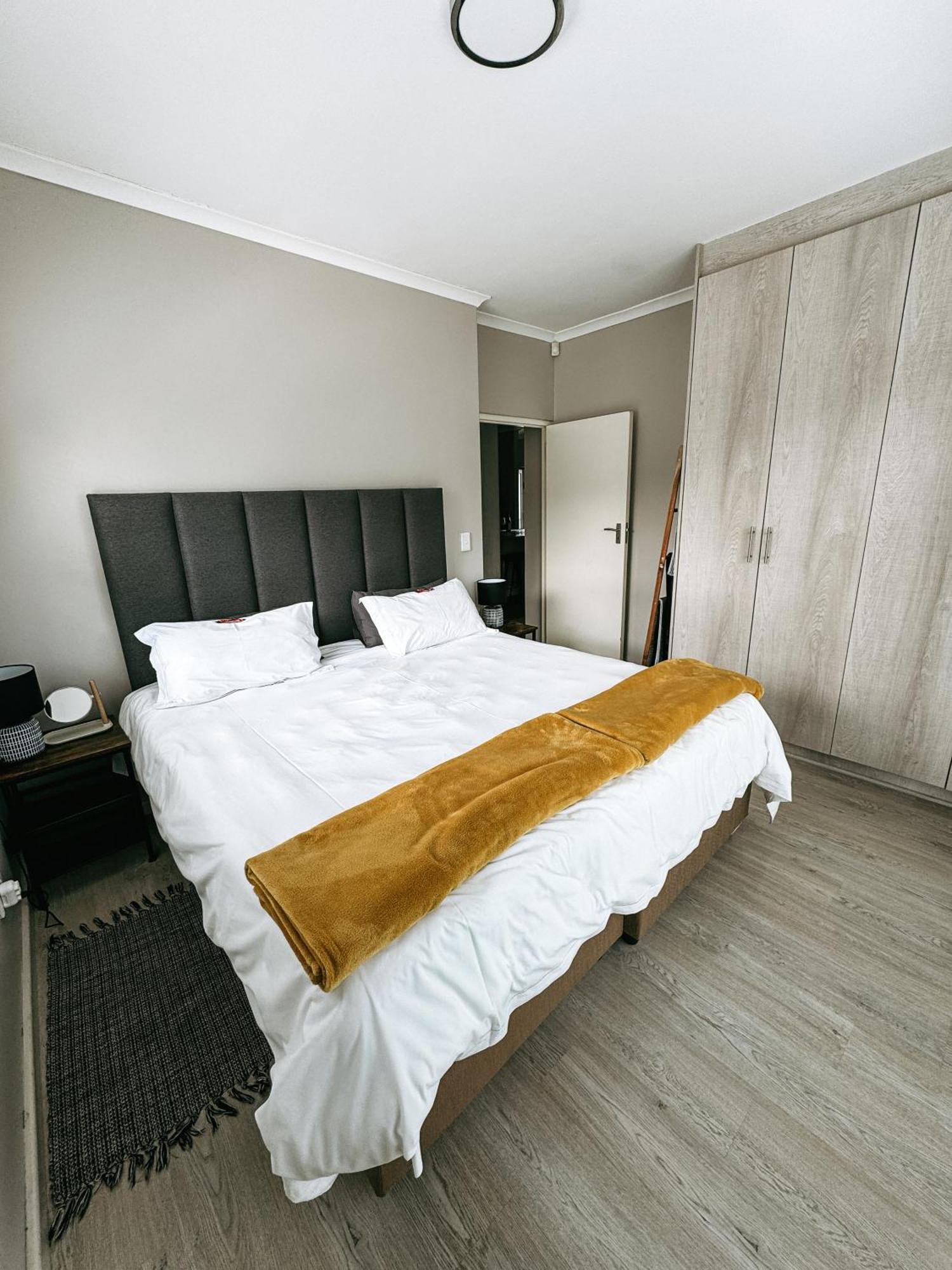 Nemesia Court Apartment เดอร์บันวิลล์ ภายนอก รูปภาพ