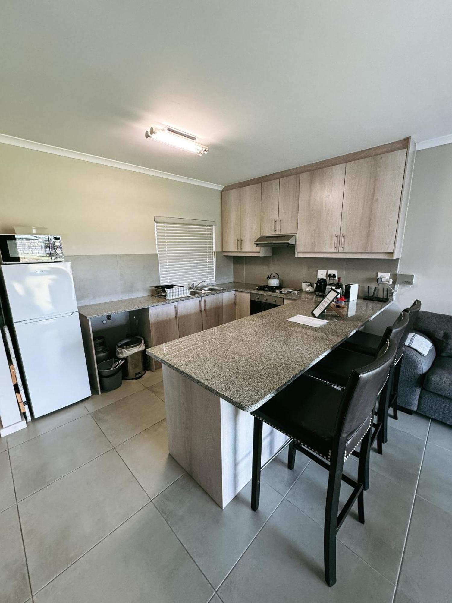 Nemesia Court Apartment เดอร์บันวิลล์ ภายนอก รูปภาพ