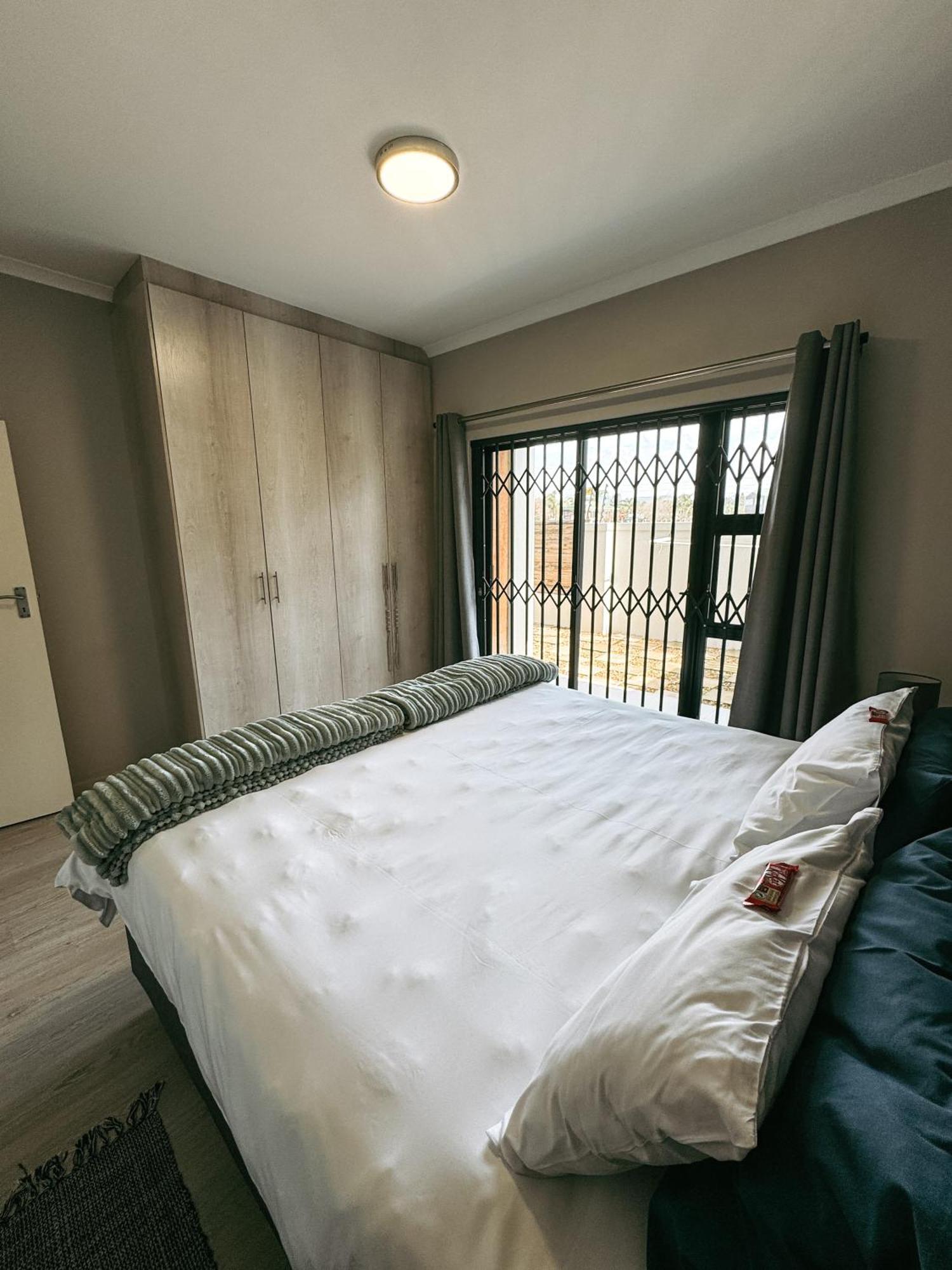 Nemesia Court Apartment เดอร์บันวิลล์ ภายนอก รูปภาพ