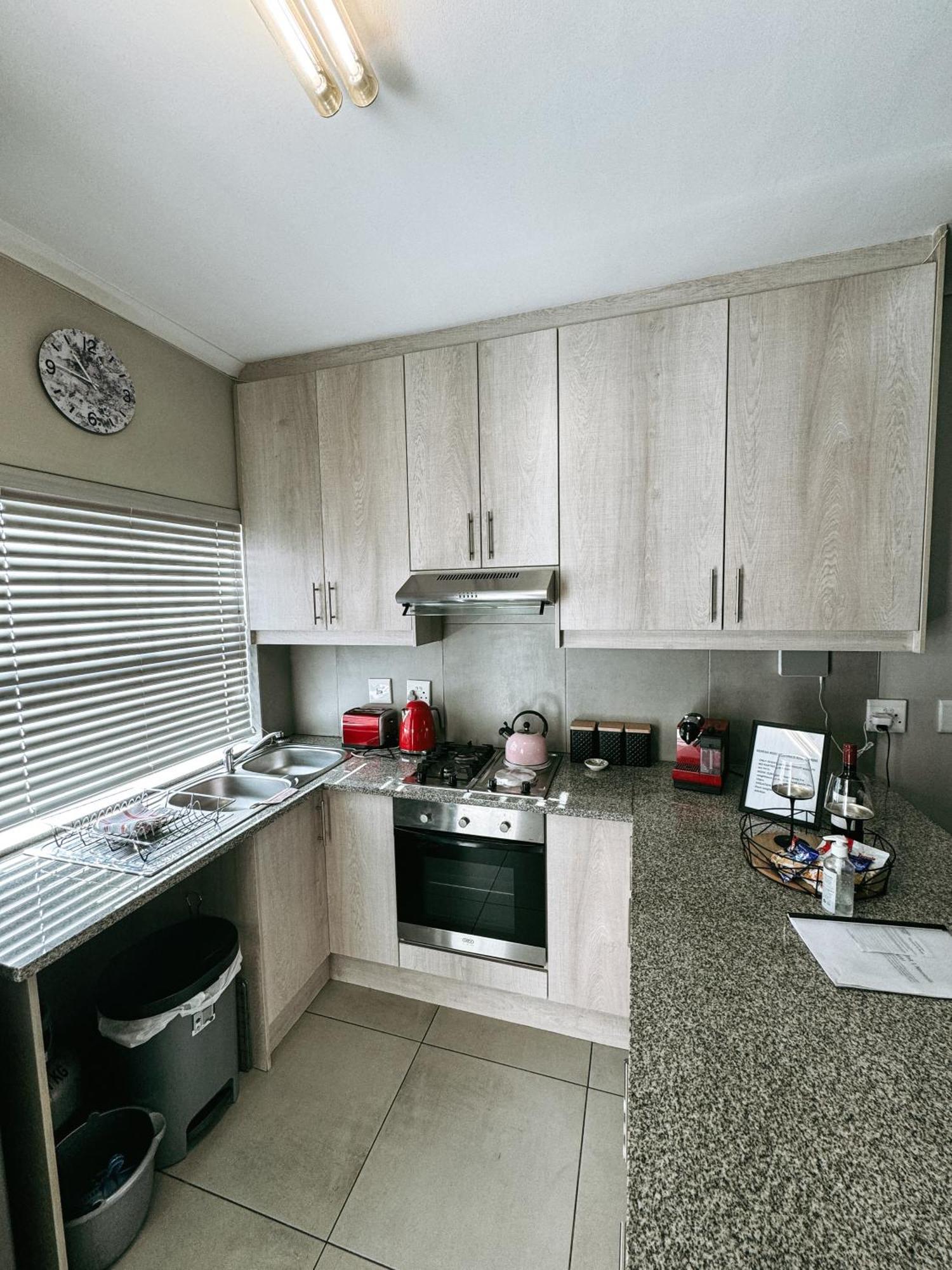 Nemesia Court Apartment เดอร์บันวิลล์ ภายนอก รูปภาพ